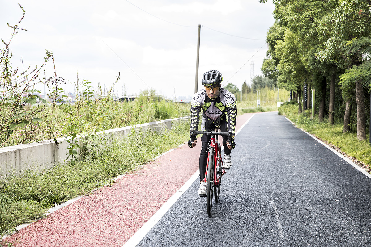 低碳出行趋势推动骑行装备升级高品质骑行头盔需求增长！(图1)