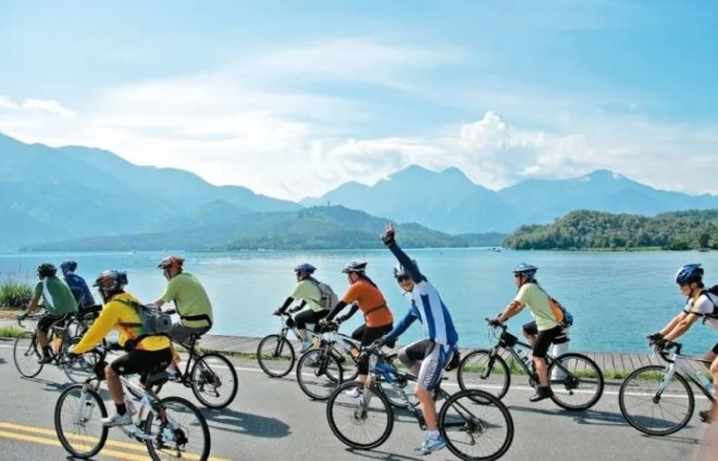 寻乌县新东幼儿园——车轮滚滚快乐起航小班幼儿趣味骑行活动(图1)