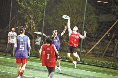 南京20余名孩子玩转飞盘涂鸦画出属于他们的春天(图1)