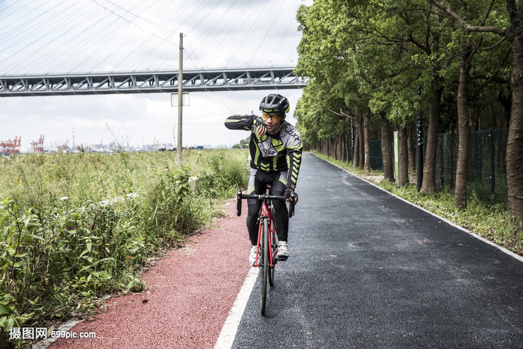 河东社区举办“三八”妇女节自行车骑行活动(图1)